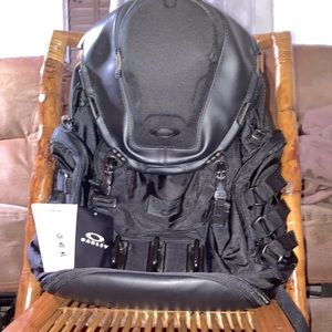 BRAND NEW OAKLEY KITCHEN SINK 34L, WATERPROOF TRAVEL BAG.  OAKLEYS TOP SELLER